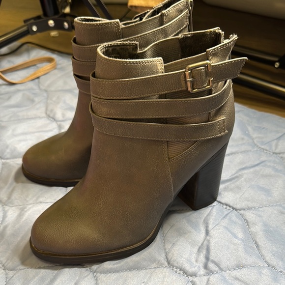 Stylish Gray Ankle Boots - Picture 1 of 6